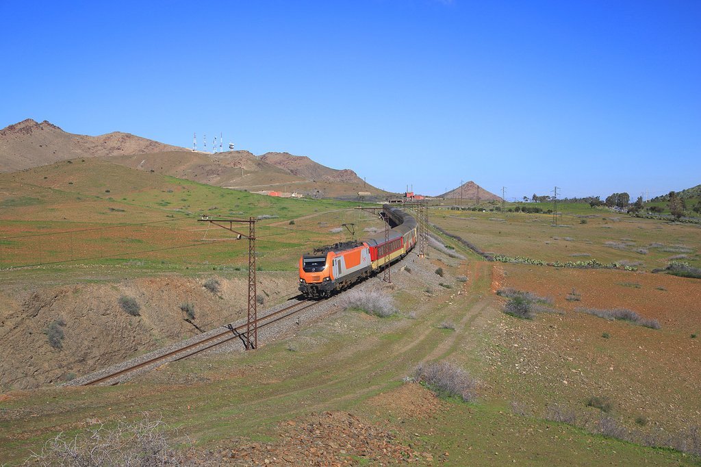Train de l’ONCF sur le réseau ferroviaire national