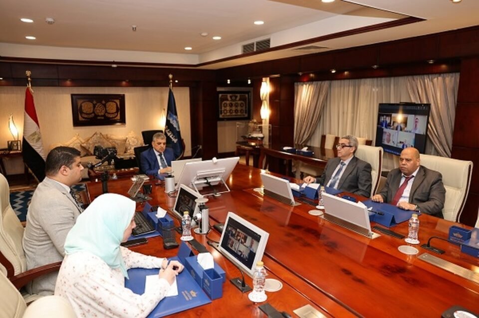 Réunion bilatérale par visioconférence entre l'amiral Ossama Rabiee et les dirigeants d'Hapag-Lloyd au siège de l'Autorité du canal de Suez