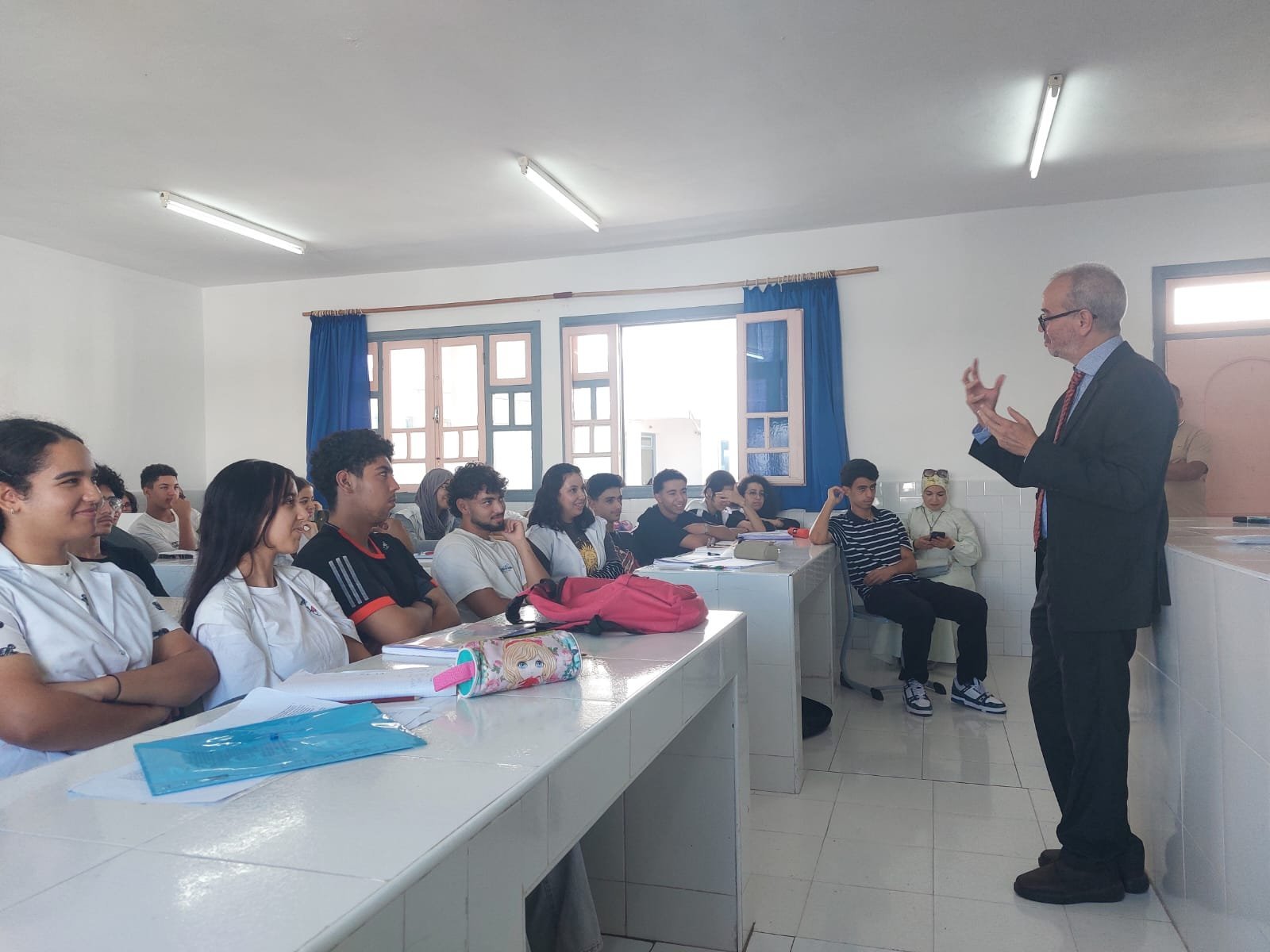Séance interactive d'immersion et de découverte « La Classe Bleue » dans une classe de lycée à El Jadida animée par Hammou Jdioui