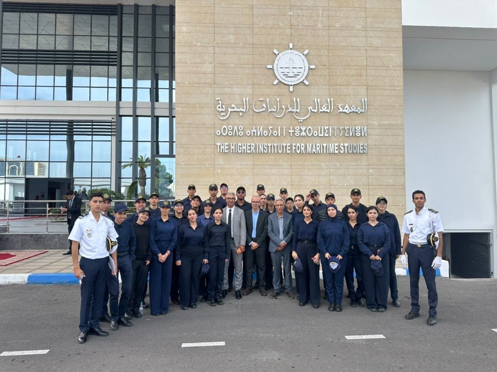 Élèves officiers et membres de l'association ISEM ALUMNI devant l'ISEM