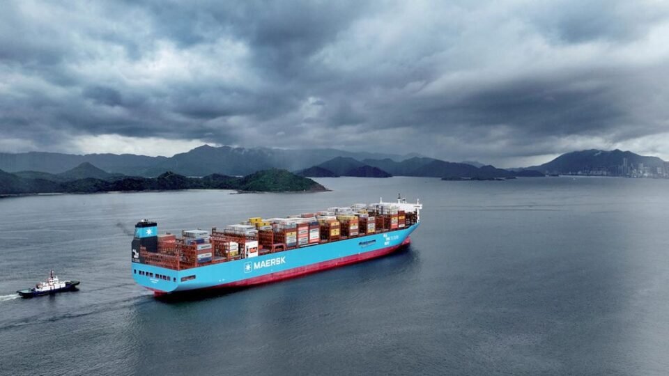 Porte-conteneurs Maersk naviguant sous conditions maritimes complexes