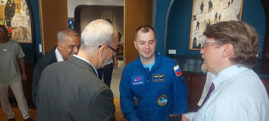 Le cosmonaute Oleg Platonov en discussion avec des membres ISEM Alumni